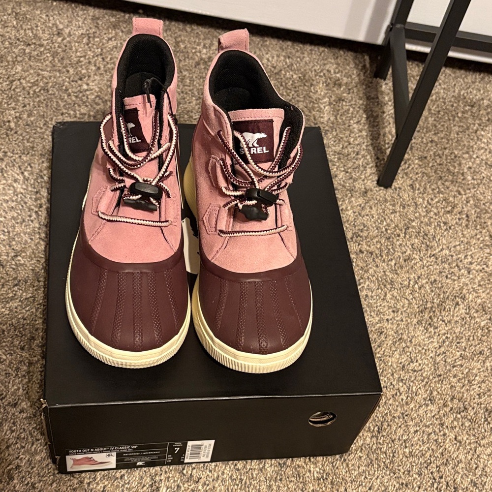 Sorel Youth Out n About boots in mauve